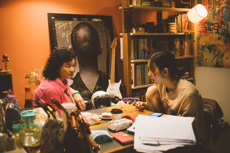 《本日公休》陸小芬(左)飾演在台中開理髮店的媽媽,上台北找女兒陳庭妮,叫女兒要省錢買房子 《本日公休》陸小芬(左)飾演在台中開理髮店的媽媽,上台北找女兒陳庭妮,叫女兒要省錢買房子