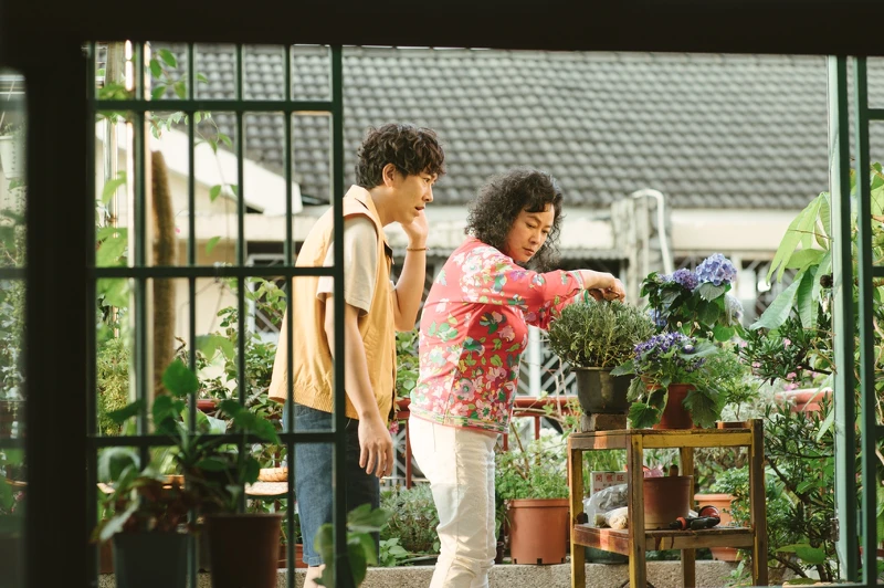 《本日公休》兒子施名帥(左)想創業,說服開家庭理髮廳的媽媽陸小芬一起加入 《本日公休》兒子施名帥(左)想創業,說服開家庭理髮廳的媽媽陸小芬一起加入