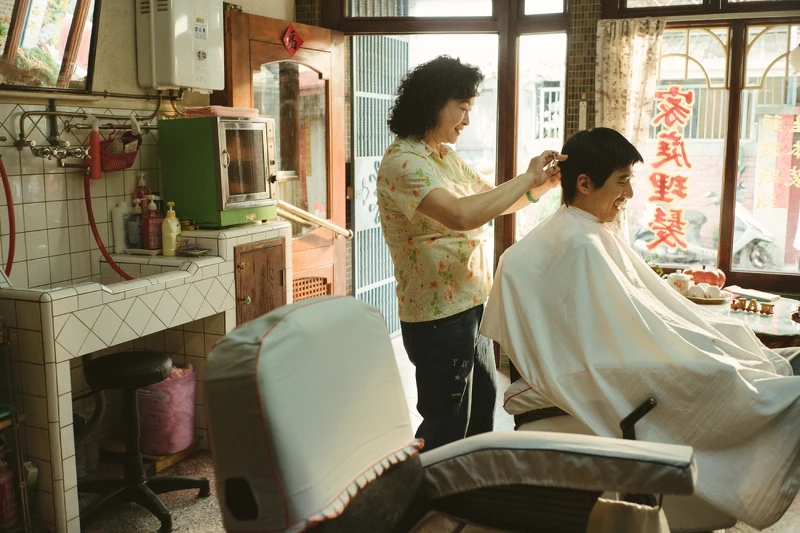 《本日公休》陸小芬(左)幫前女婿傅孟柏剪髮,互相關心彼此近況 《本日公休》陸小芬(左)幫前女婿傅孟柏剪髮,互相關心彼此近況