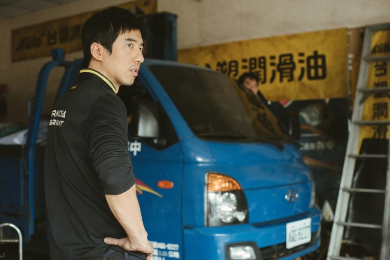 《本日公休》傅孟柏飾演修車行老闆阿川,小女兒方志友的前夫 《本日公休》傅孟柏飾演修車行老闆阿川,小女兒方志友的前夫