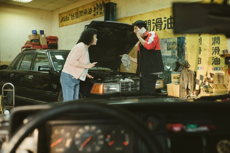 《本日公休》傅孟柏(左)幫丈母娘陸小芬修車,陸小芬要出遠門幫客人剪髮 《本日公休》傅孟柏(左)幫丈母娘陸小芬修車,陸小芬要出遠門幫客人剪髮