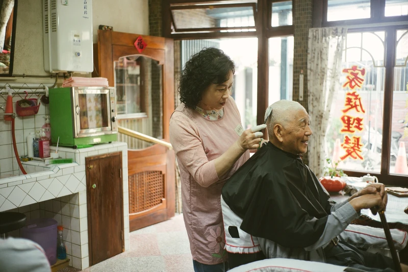 《本日公休》陸小芬飾演家庭理髮廳阿姨阿蕊,為老客人染黑髮 《本日公休》陸小芬飾演家庭理髮廳阿姨阿蕊,為老客人染黑髮