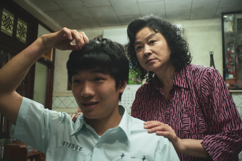 《本日公休》胡智強演高中生,請理髮阿姨陸小芬剪流行的瀏海蓋住眼睛髮型 《本日公休》胡智強演高中生,請理髮阿姨陸小芬剪流行的瀏海蓋住眼睛髮型