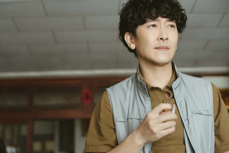 電影《本日公休》施名帥飾演大兒子魯蛇哥哥阿男,為戲戴上一頭捲捲髮 電影《本日公休》施名帥飾演大兒子魯蛇哥哥阿男,為戲戴上一頭捲捲髮