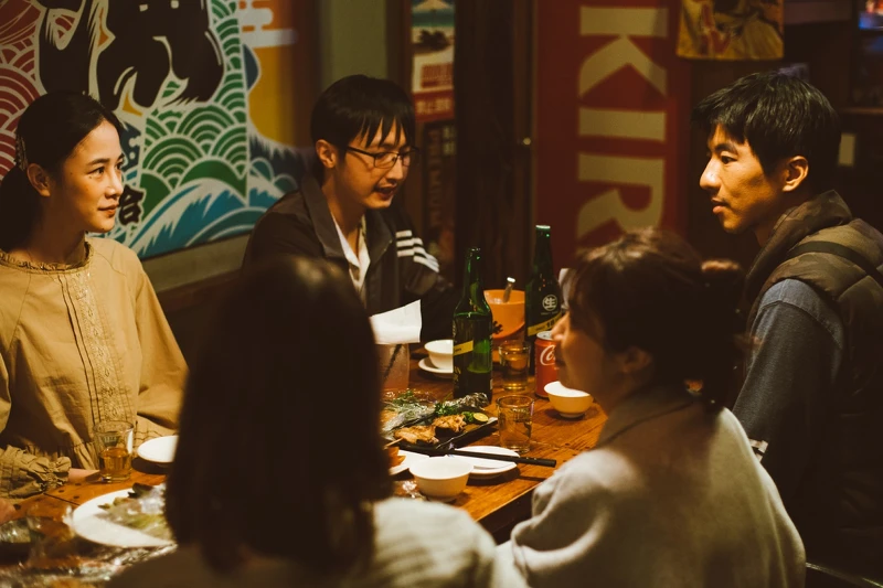 電影《本日公休》千千(左)飾演賣馬桶的小婷與修車黑手的傅孟柏,在朋友介紹下吃飯相親 電影《本日公休》千千(左)飾演賣馬桶的小婷與修車黑手的傅孟柏,在朋友介紹下吃飯相親