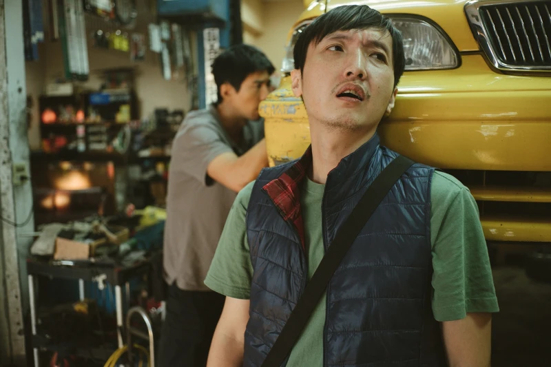 《本日公休》網紅蕭東意飾演傅孟柏小學同學,修車子總是跟傅孟柏賒帳 《本日公休》網紅蕭東意飾演傅孟柏小學同學,修車子總是跟傅孟柏賒帳