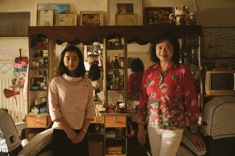 影《本日公休》新銳演員許莉廷(左)飾演年輕版的理髮阿姨陸小芬(右) 影《本日公休》新銳演員許莉廷(左)飾演年輕版的理髮阿姨陸小芬(右)