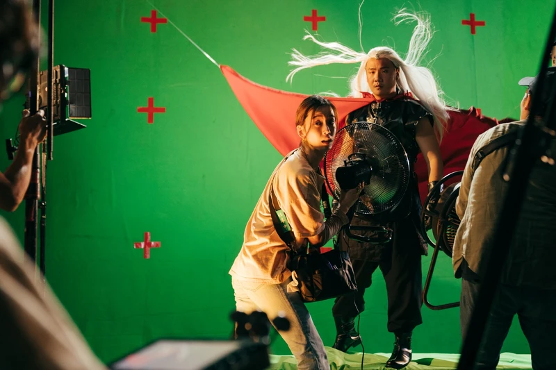 電影《本日公休》造型師陳庭妮協助拍廣告,被大明星阿翰與現場人員臭罵 電影《本日公休》造型師陳庭妮協助拍廣告,被大明星阿翰與現場人員臭罵