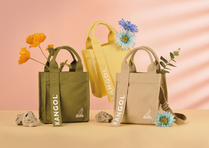 KANGOL獨家限定色休閒多用帆布包。 KANGOL獨家限定色休閒多用帆布包。