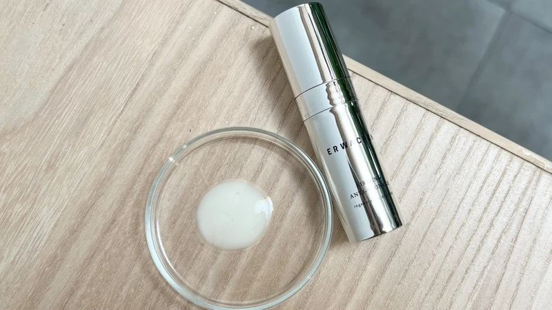 Erwachen醒寤全能撫紋活效安瓶質地示意。