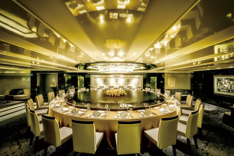 空間上展現會館的氣派與尊榮，全會館均採包廂預約制低調奢華，很適合親友聚餐、宴客、喜宴、彌月等，讓賓客能在隱密寬敞的包廂中享用頂級食材。