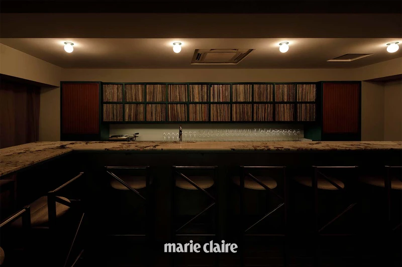 極簡的酒吧空間設計，椅背更是特地訂製，有明顯的「M」字樣 。