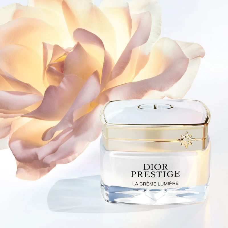 迪奧精萃再生光燦淨白賦活乳霜情境圖。 迪奧精萃再生光燦淨白賦活乳霜情境圖。