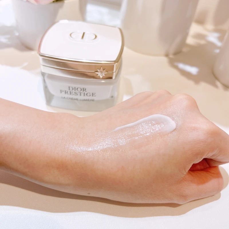 迪奧精萃再生光燦淨白賦活乳霜質地。 迪奧精萃再生光燦淨白賦活乳霜質地。