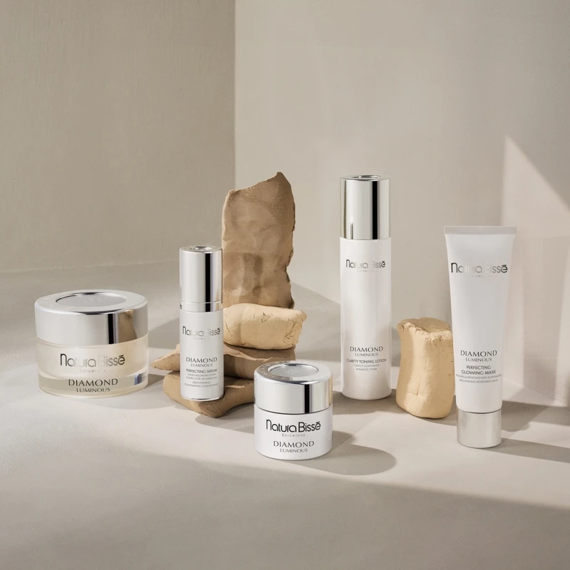 Natura Bisse鑽石極緻臻白全系列情境圖。 Natura Bisse鑽石極緻臻白全系列情境圖。