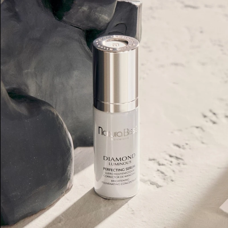 Natura Bisse鑽石極緻臻白無瑕精華40ml,NT11,800 Natura Bisse鑽石極緻臻白無瑕精華40ml,NT11,800