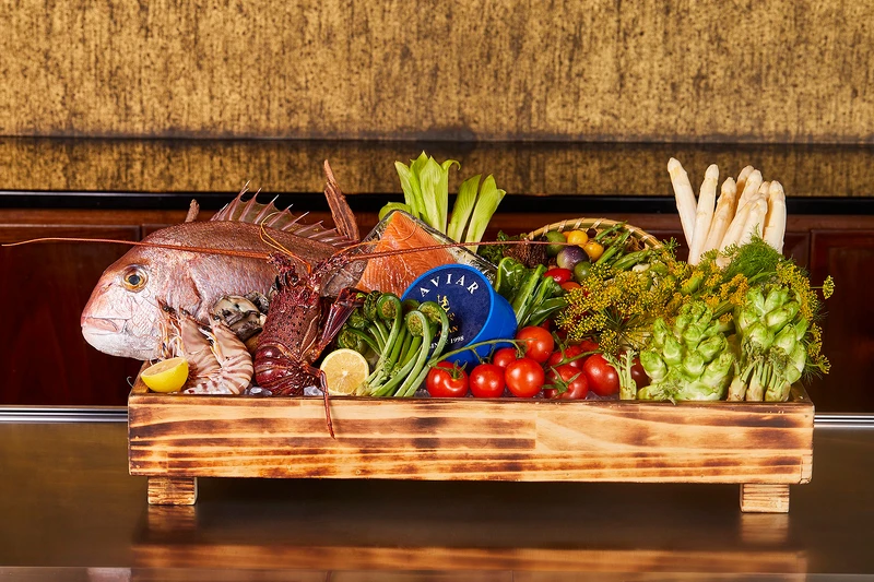 此次春宴鐵板燒運用的頂級食材。 此次春宴鐵板燒運用的頂級食材。