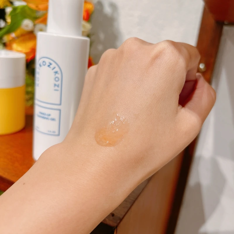 KOZI潔淨釋放洗卸凝膠乾用按摩後會形成薄膜包住彩妝。 KOZI潔淨釋放洗卸凝膠乾用按摩後會形成薄膜包住彩妝。