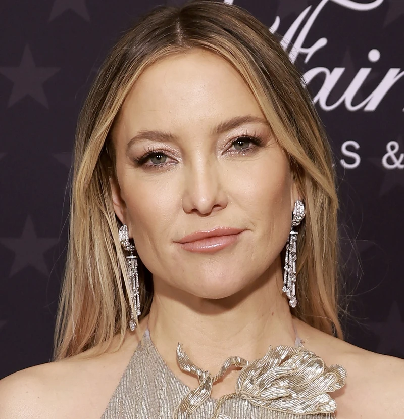 凱特哈德森眼妝使用「繁花似錦眼彩盤」香檳金色打底,疊上玫瑰調的閃爍棕紅色做重點暈染,並沿著下眼瞼描繪讓眼睛更具放大效果;唇妝使用「繁花似錦系列 花妍香頌唇膏 # Meadow荒原」,蜜桃裸色打造充滿光澤的飽滿雙唇,展現甜姐兒氣質與自信。 凱特哈德森眼妝使用「繁花似錦眼彩盤」香檳金色打底,疊上玫瑰調的閃爍棕紅色做重點暈染,並沿著下眼瞼描繪讓眼睛更具放大效果;唇妝使用「繁花似錦系列 花妍香頌唇膏 # Meadow荒原」,蜜桃裸色打造充滿光澤的飽滿雙唇,展現甜姐兒氣質與自信。