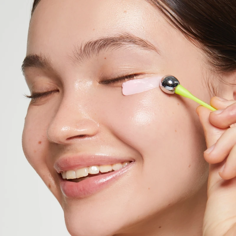 I DEW CARE 芭樂C熊貓眼掰掰眼霜內附冰磁循環小冰珠。 I DEW CARE 芭樂C熊貓眼掰掰眼霜內附冰磁循環小冰珠。