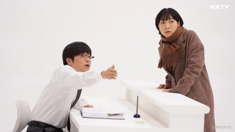 打扮像是銀行櫃檯人員的男子宣告:「你已經死了,填完表格後,就可以去投胎了」。 打扮像是銀行櫃檯人員的男子宣告:「你已經死了,填完表格後,就可以去投胎了」。