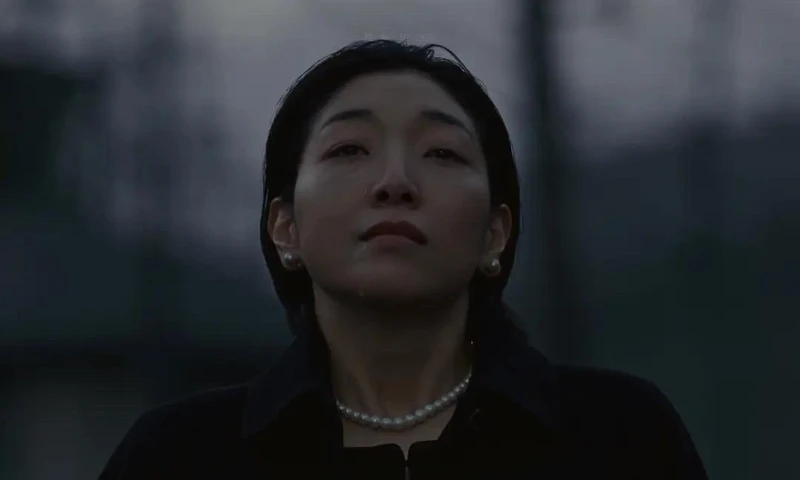 穿著喪服雨中漫步寂寥的背影。 穿著喪服雨中漫步寂寥的背影。