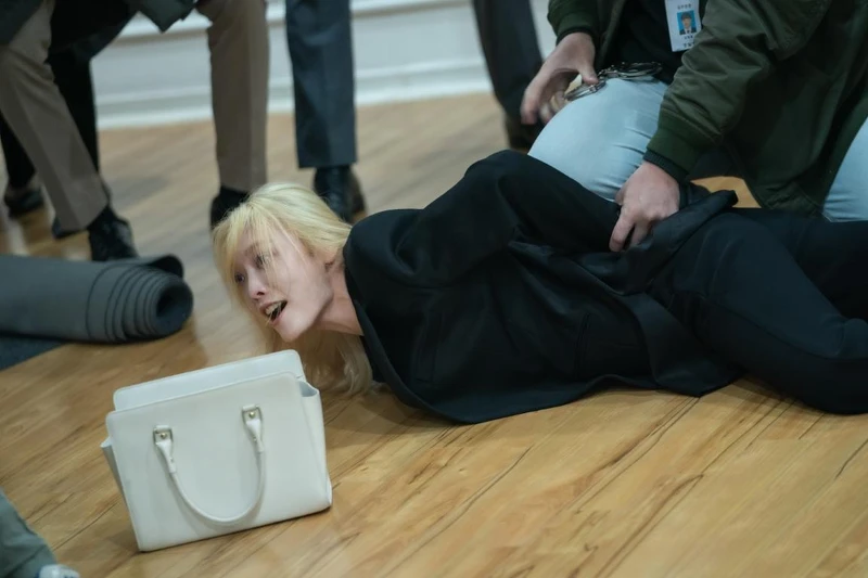 毒蟲李蓑羅(金赫拉飾)戒斷期中的瘋狂失控行徑,讓人跌破眼鏡 毒蟲李蓑羅(金赫拉飾)戒斷期中的瘋狂失控行徑,讓人跌破眼鏡