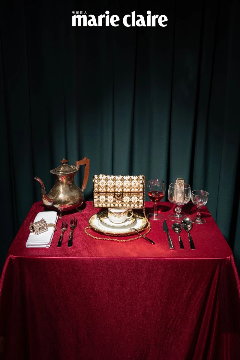 金色包型項鍊、金色珍珠晚宴包、金色造型項鍊,all by CHANEL。 金色包型項鍊、金色珍珠晚宴包、金色造型項鍊,all by CHANEL。