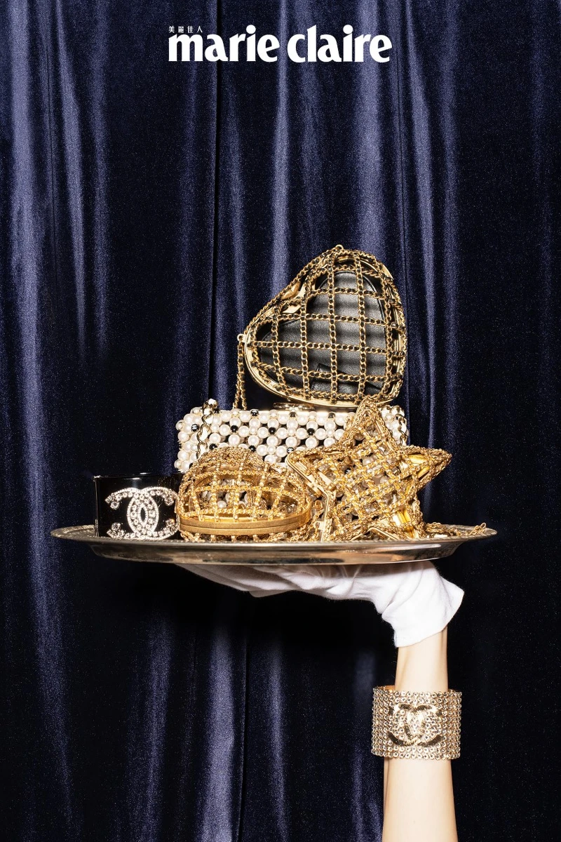 黑色心型皮穿鍊晚宴包、珍珠晚宴包、金色心型晚宴包、金色星型晚宴包、黑色鑽飾手環、金色鑽飾手環,all by CHANEL。 黑色心型皮穿鍊晚宴包、珍珠晚宴包、金色心型晚宴包、金色星型晚宴包、黑色鑽飾手環、金色鑽飾手環,all by CHANEL。