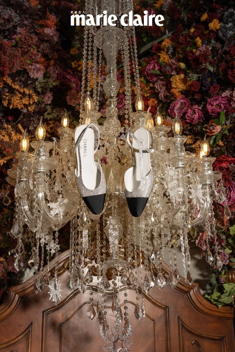 水晶鑲飾雙色鞋,CHANEL。 水晶鑲飾雙色鞋,CHANEL。