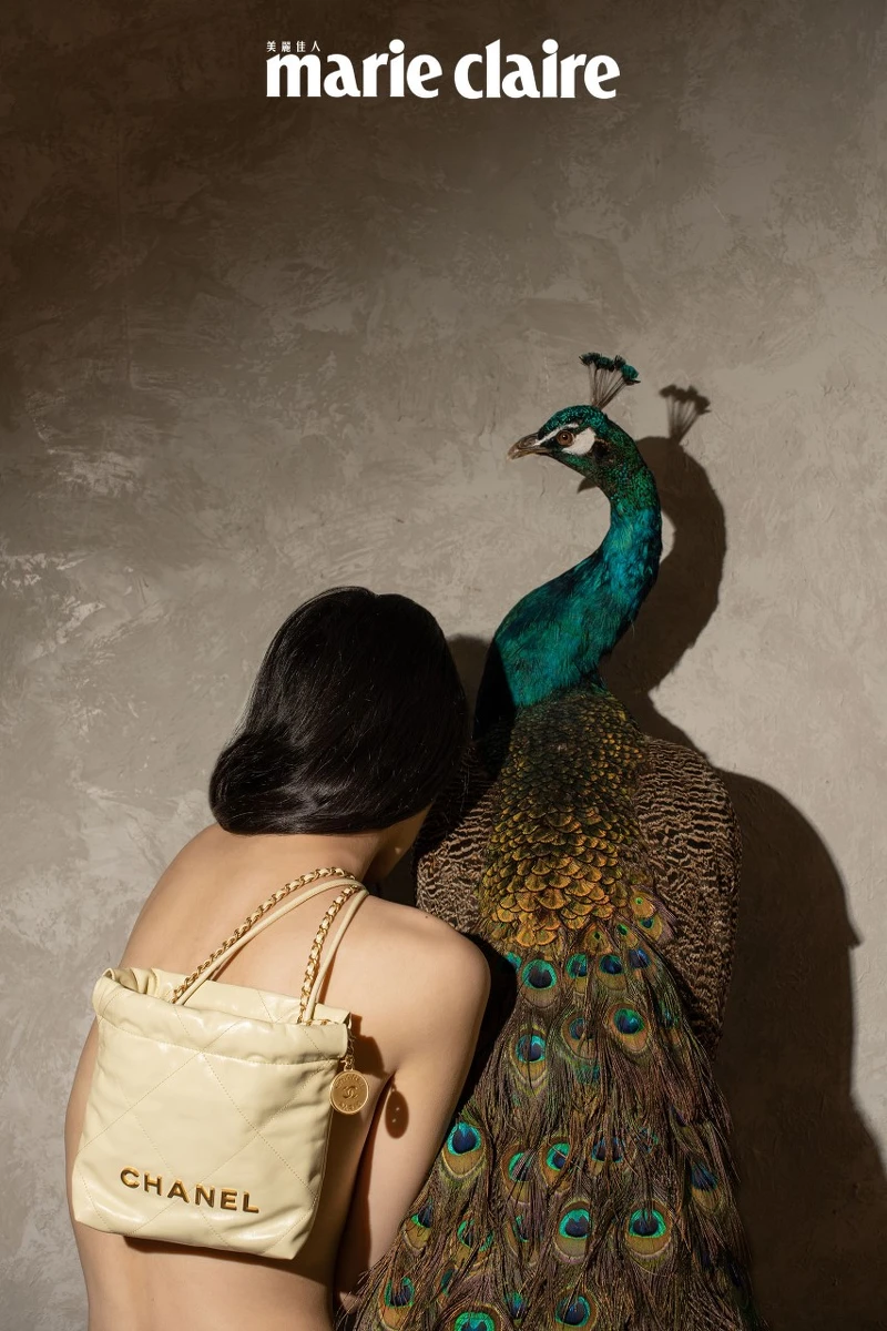 小款淺黃色 CHANEL 22 包,CHANEL。 小款淺黃色 CHANEL 22 包,CHANEL。