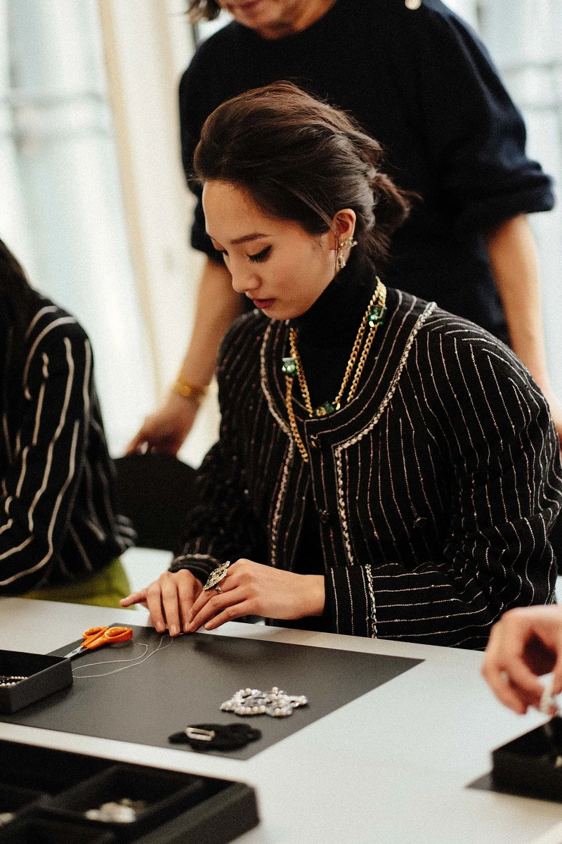 韓寧在工坊體驗手工製做胸針