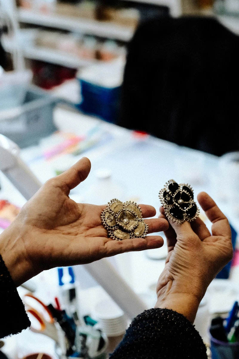 韓寧參觀Goossens工坊,深度體驗工匠如何打造山茶花