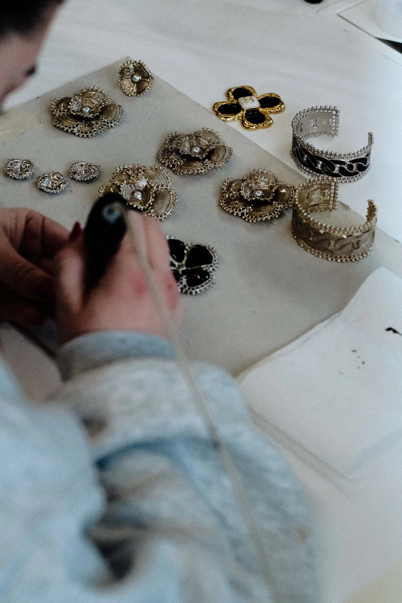 每一朵山茶花配飾都由工匠悉心手工打造而成