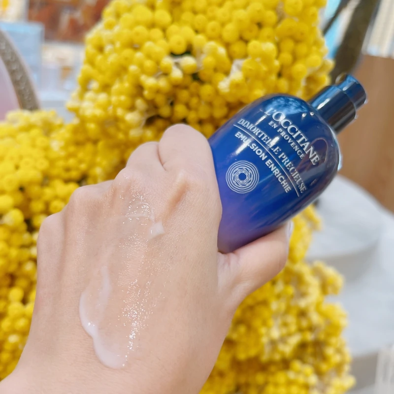 L’OCCITANE歐舒丹蠟菊精華彈力機能乳質地示意。