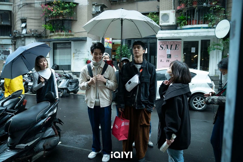 彭千祐說：「我們在拍攝期間反而有種共患難的感覺，一起在基隆度過很多即使下大雨也要拍出大晴天、在寒冷的片場等戲聽他說冷笑話的日子。」