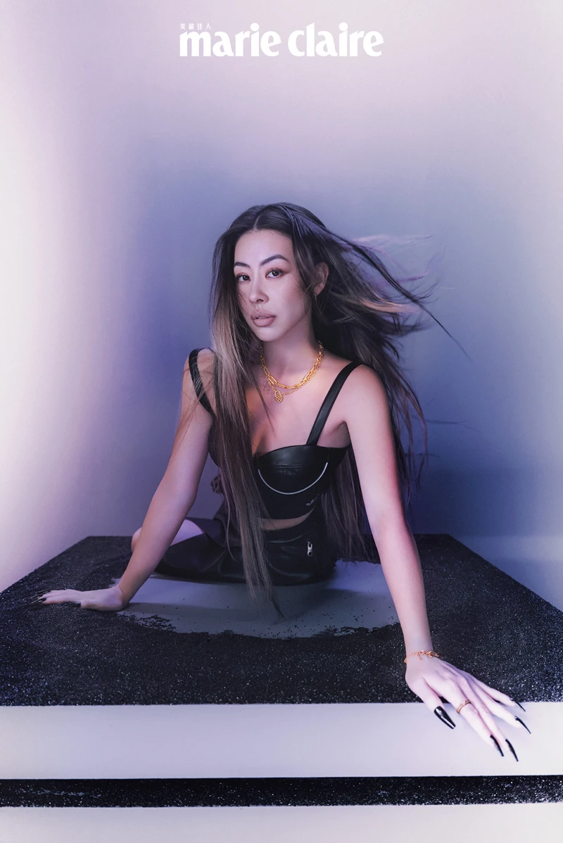 黑色皮革Bra Top、黑色皮革造型短裙,both by Adidas Originals。簡約戒指、簡約耳環、簡約手鍊、簡約項鍊、心鎖項鍊, all by Just Gold x Dizzy Dizzo聯名珠寶。 黑色皮革Bra Top、黑色皮革造型短裙,both by Adidas Originals。簡約戒指、簡約耳環、簡約手鍊、簡約項鍊、心鎖項鍊, all by Just Gold x Dizzy Dizzo聯名珠寶。