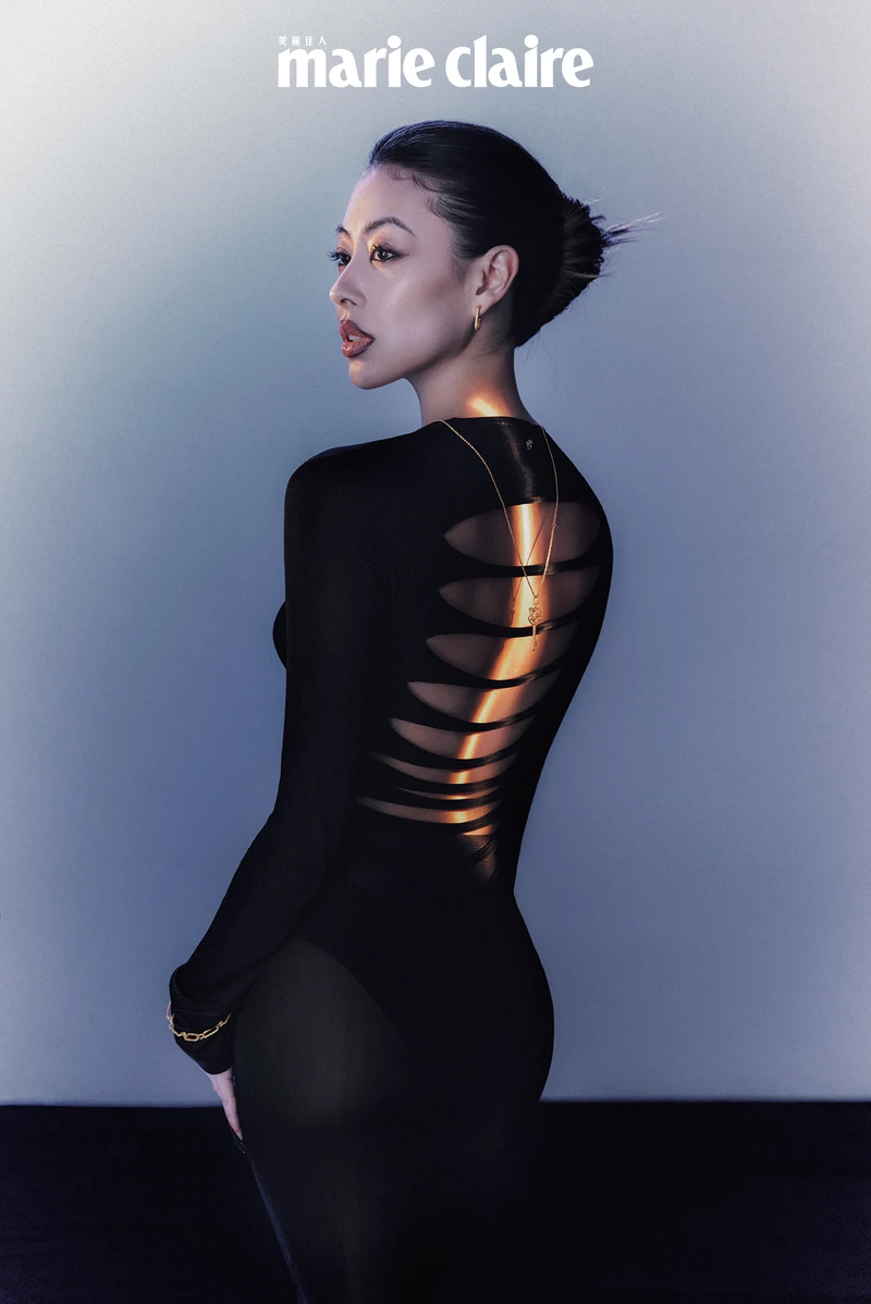 黑色縷空露背透膚洋裝,Versace。秘鑰項鍊、簡約耳環、簡約手鍊, all by Just Gold x Dizzy Dizzo聯名珠寶。 黑色縷空露背透膚洋裝,Versace。秘鑰項鍊、簡約耳環、簡約手鍊, all by Just Gold x Dizzy Dizzo聯名珠寶。