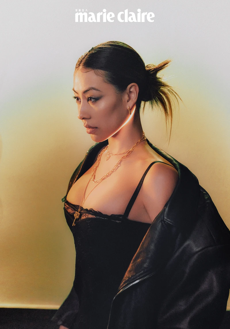 黑色蕾絲內衣套裝、黑色GG針織中長半身裙、黑色立領皮革夾克,all by Gucci。簡約耳環、簡約項鍊、心鎖項鍊、秘鑰項鍊, all by Just Gold x Dizzy Dizzo聯名珠寶。 黑色蕾絲內衣套裝、黑色GG針織中長半身裙、黑色立領皮革夾克,all by Gucci。簡約耳環、簡約項鍊、心鎖項鍊、秘鑰項鍊, all by Just Gold x Dizzy Dizzo聯名珠寶。