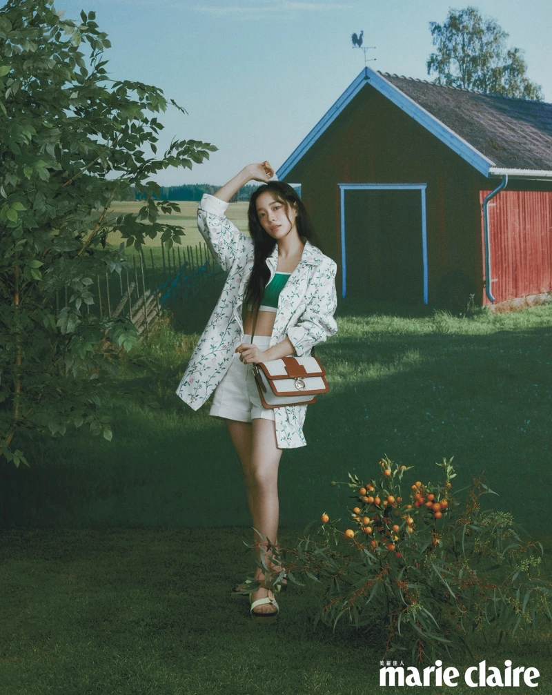 花卉圖樣襯衫、綠色短版背心、米色短褲、酒紅色平底涼鞋、白蘭地酒色 BOX-TROT 系列斜揹袋M,all by LONGCHAMP。 花卉圖樣襯衫、綠色短版背心、米色短褲、酒紅色平底涼鞋、白蘭地酒色 BOX-TROT 系列斜揹袋M,all by LONGCHAMP。