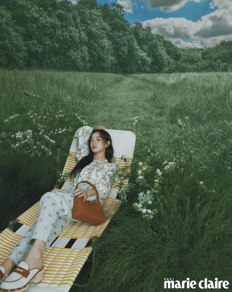 印花襯衫、米色牛仔褲、卡其色木履鞋、ROSEAU 系列黃褐色肩揹袋,all by LONGCHAMP。 印花襯衫、米色牛仔褲、卡其色木履鞋、ROSEAU 系列黃褐色肩揹袋,all by LONGCHAMP。