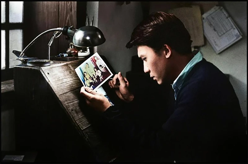 梁朝偉在《悲情城市》中經營照相館,在光桌上修照片的他令人印象深刻 梁朝偉在《悲情城市》中經營照相館,在光桌上修照片的他令人印象深刻