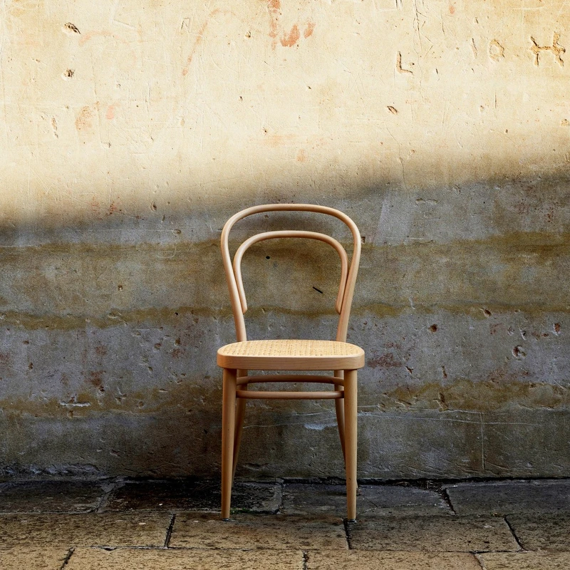 以14號椅作為基礎,演變而來的 214 Bentwood Chair。 以14號椅作為基礎,演變而來的 214 Bentwood Chair。
