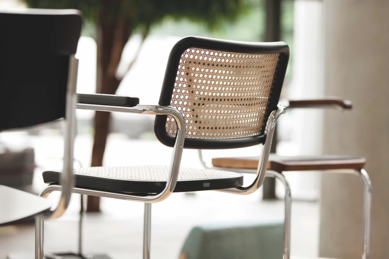 Thonet S 64,使用藤編作為椅面材質。  Thonet S 64,使用藤編作為椅面材質。