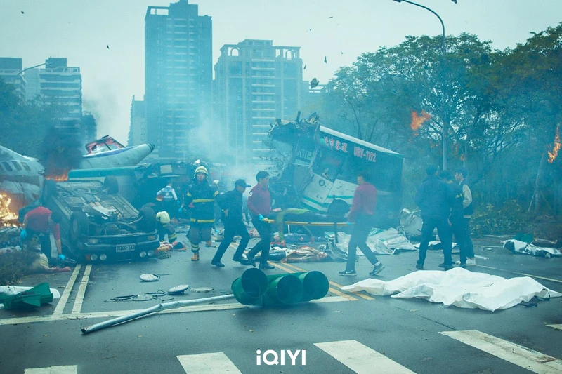 預告影片一開場就超震撼，曾敬驊在公車上直接被墜落的飛機撞擊，滿臉血跡倒臥在地，畫面慘絕人寰。