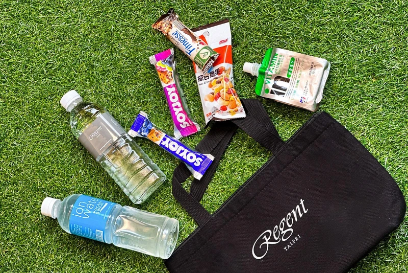 「晶華壯遊假期 挑戰臺北大縱走」住房專案將送上晶華縱走能量包,內含堅果隨手包、營養穀物棒、能量凍飲及電解質補充飲料等。 「晶華壯遊假期 挑戰臺北大縱走」住房專案將送上晶華縱走能量包,內含堅果隨手包、營養穀物棒、能量凍飲及電解質補充飲料等。