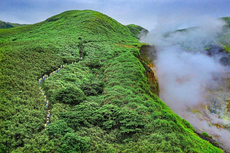 臺北大縱走第三段:小油坑為一處後火山活動地質景觀區,以噴氣孔、硫磺結晶、溫泉及壯觀的崩塌地形最具特色。 臺北大縱走第三段:小油坑為一處後火山活動地質景觀區,以噴氣孔、硫磺結晶、溫泉及壯觀的崩塌地形最具特色。