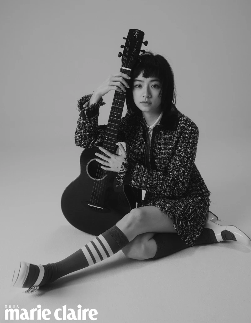 粉彩粗花呢西裝外套、真絲混紡襯衫、粉彩粗花呢短裙，all by MAX&Co.；奶油白鑽飾跟鞋，Roger VIvier。