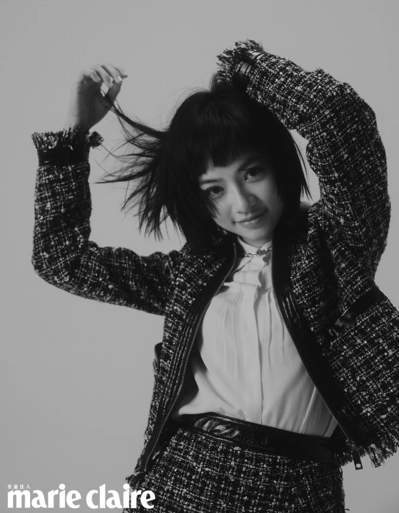 粉彩粗花呢西裝外套、真絲混紡襯衫、粉彩粗花呢短裙，all by MAX&C。