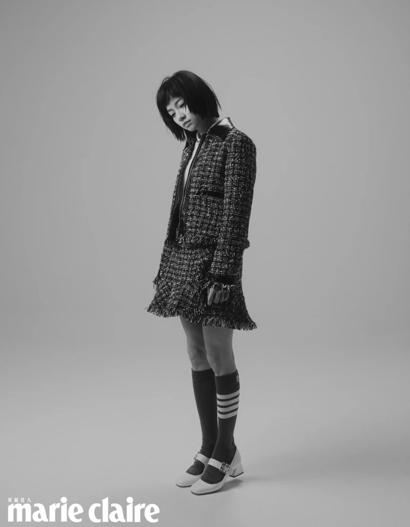 粉彩粗花呢西裝外套、真絲混紡襯衫、粉彩粗花呢短裙，all by MAX&Co.；奶油白鑽飾跟鞋，Roger VIvier。